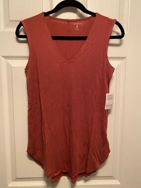 Amazon Essentials Jersey Standard Fit V-Neck Tank Top…size S